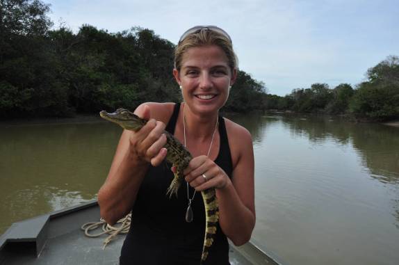 A Ana segura um filhote de jacaré no Hato El Cedral, na região dos llanos venezuelanos, perto da cidade de Mantecal